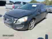 2013 Volvo S60 T5 Premier z VIN YV1612FS6D2185459, wystawiony jako IAAI lot #43426754 z przebiegiem 167 059 mil mil oraz . Historia ofert i sprzedaży dostępna na DreamBid. Obrazek 2.
