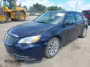 2014 Chrysler 200 Touring z VIN 1C3CCBBB6EN127610, wystawiony jako IAAI lot #43281672 z przebiegiem 102 043 mil mil oraz . Historia ofert i sprzedaży dostępna na DreamBid. Obrazek 2.