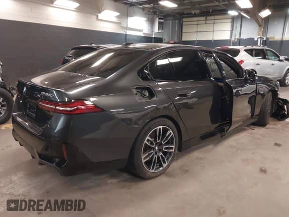 2024 BMW 5 Series 530i xDrive с VIN WBA53FJ05RCS68856, выставлен на аукционе IAAI как лот 42065772 с пробегом 4 944 миль миль и . История ставок и продаж доступна на DreamBid. Изображение 4.