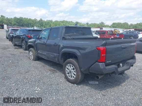 2024 Toyota Tacoma SR5 z VIN 3TMLB5JN3RM039609, wystawiony jako IAAI lot #42811469 z przebiegiem 19 681 mil mil oraz . Historia ofert i sprzedaży dostępna na DreamBid. Obrazek 3.