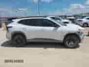 2025 Chevrolet Trax ACTIV z VIN KL77LKEPXSC215519, wystawiony jako IAAI lot #43018972 z przebiegiem 6 303 mil mil oraz . Historia ofert i sprzedaży dostępna na DreamBid. Obrazek 13.