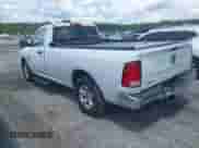 2019 Ram 1500 Tradesman z VIN 3C6JR6DT5KG506026, wystawiony jako IAAI lot #42507413 z przebiegiem 105 149 mil mil oraz . Historia ofert i sprzedaży dostępna na DreamBid. Obrazek 3.