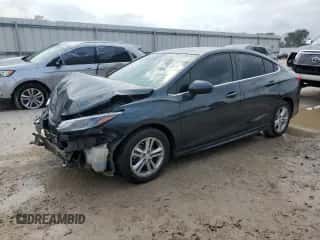 2017 Chevrolet Cruze LT z VIN 1G1BE5SM2H7128713, wystawiony jako Copart lot #83829675 z przebiegiem Nie podano mil oraz Szkoda całkowita • Salvage title. Historia ofert i sprzedaży dostępna na DreamBid. Obrazek 1.