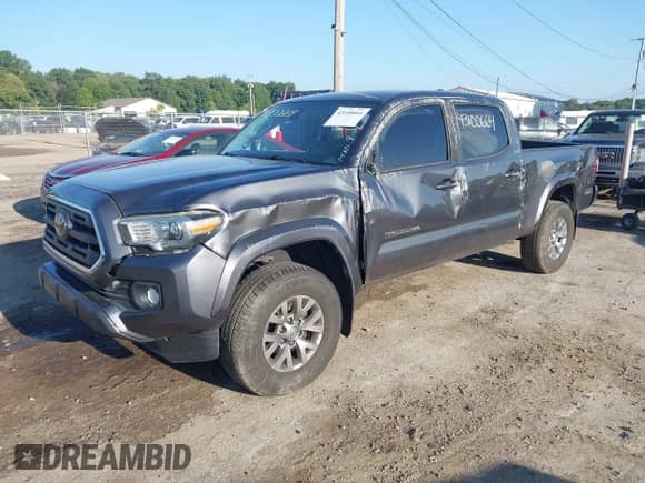 2019 Toyota Tacoma SR5 с VIN 5TFDZ5BN0KX040506, выставлен на аукционе IAAI как лот 43100664 с пробегом 143 995 миль миль и . История ставок и продаж доступна на DreamBid. Изображение 18.
