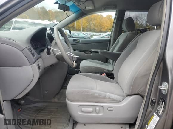 2005 Toyota Sienna CE z VIN 5TDZA23C85S331158, wystawiony jako Copart lot #89510475 z przebiegiem 152 646 mil mil oraz Czysty tytuł • Clean title. Historia ofert i sprzedaży dostępna na DreamBid. Obrazek 7.