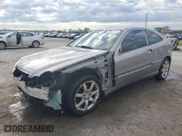 2005 Mercedes-Benz C 230 Kompressor z VIN WDBRN40J55A651472, wystawiony jako Copart lot #49505994 z przebiegiem 266 385 mil mil oraz Szkoda całkowita • Salvage title. Historia ofert i sprzedaży dostępna na DreamBid. Obrazek 1.