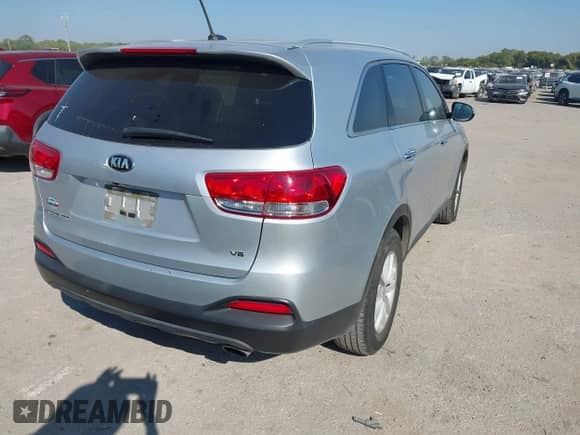 2017 Kia Sorento LX z VIN 5XYPG4A59HG320368, wystawiony jako IAAI lot #43434534 z przebiegiem 123 121 mil mil oraz . Historia ofert i sprzedaży dostępna na DreamBid. Obrazek 4.