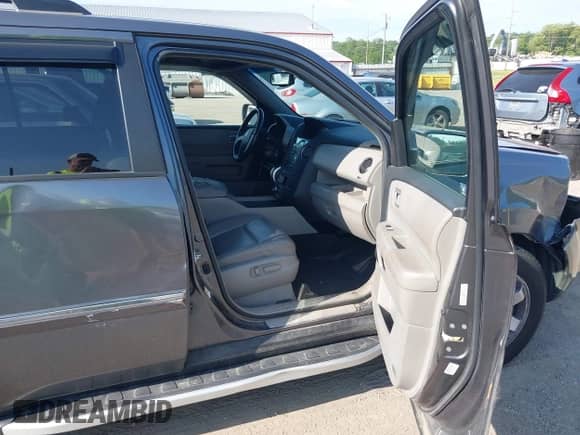 2010 Honda Pilot Touring with VIN 5FNYF4H88AB012001, listed as a IAAI auction lot 42635771 with 287,115 mi miles and . Bid and sale history available at DreamBid. Image 5.