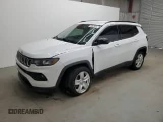 2022 Jeep Compass Latitude z VIN 3C4NJCBB7NT137742, wystawiony jako Copart lot #84962525 z przebiegiem 130 762 mil mil oraz Czysty tytuł • Clean title. Historia ofert i sprzedaży dostępna na DreamBid. Obrazek 1.