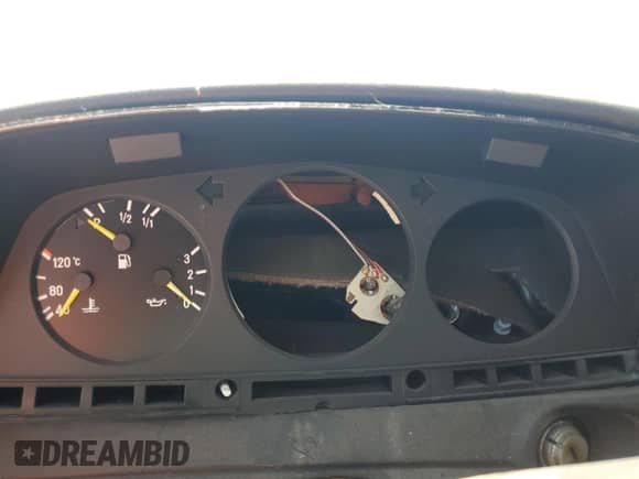 1984 Mercedes-Benz 300 D z VIN WDBAB33A0EA123575, wystawiony jako Copart lot #67858275 z przebiegiem Nie podano mil oraz Czysty tytuł • Clean title. Historia ofert i sprzedaży dostępna na DreamBid. Obrazek 9.