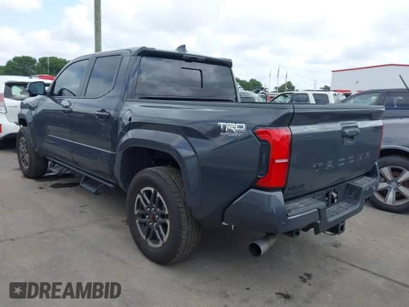 2024 Toyota Tacoma SR5 z VIN 3TMLB5JN2RM051282, wystawiony jako IAAI lot #42370502 z przebiegiem 3 932 mil mil oraz . Historia ofert i sprzedaży dostępna na DreamBid. Obrazek 3.