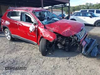 2019 Jeep Compass Latitude z VIN 3C4NJDBBXKT767403, wystawiony jako IAAI lot #43396243 z przebiegiem 40 894 mil mil oraz . Historia ofert i sprzedaży dostępna na DreamBid. Obrazek 1.