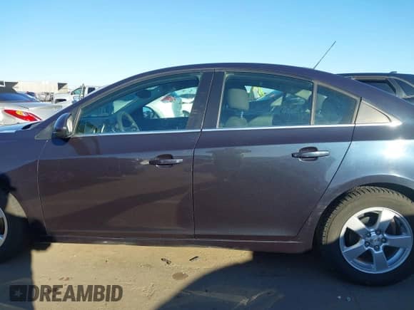 2015 Chevrolet Cruze LT z VIN 1G1PC5SB9F7107445, wystawiony jako IAAI lot #43551061 z przebiegiem 93 555 mil mil oraz . Historia ofert i sprzedaży dostępna na DreamBid. Obrazek 14.