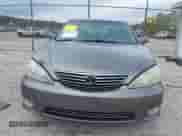 2005 Toyota Camry LE z VIN 4T1BF30K35U604602, wystawiony jako IAAI lot #43415458 z przebiegiem 217 265 mil mil oraz . Historia ofert i sprzedaży dostępna na DreamBid. Obrazek 12.