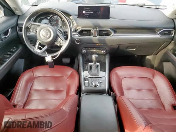 2023 Mazda CX-5 S Carbon Edition z VIN JM3KFBCM1P0105696, wystawiony jako Copart lot #63983385 z przebiegiem 23 736 mil mil oraz Czysty tytuł • Clean title. Historia ofert i sprzedaży dostępna na DreamBid. Obrazek 8.