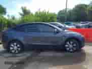 2023 Tesla Model Y Long Range z VIN 7SAYGAEE8PF880355, wystawiony jako IAAI lot #42635761 z przebiegiem 57 442 mil mil oraz . Historia ofert i sprzedaży dostępna na DreamBid. Obrazek 13.