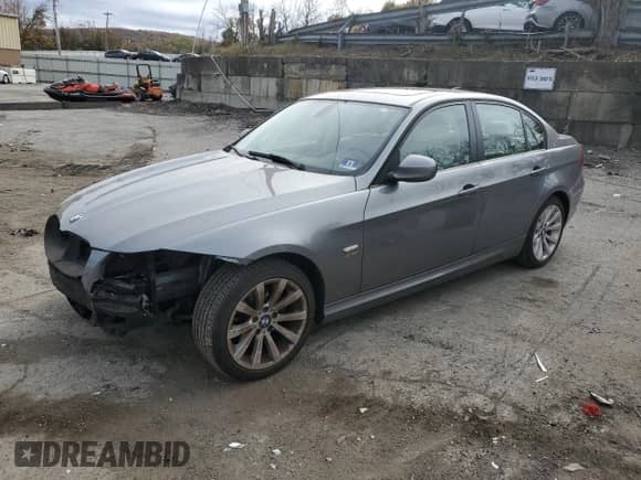 2011 BMW 3 Series 328i xDrive z VIN WBAPK5G54BNN25475, wystawiony jako Copart lot #90435055 z przebiegiem 97 946 mil mil oraz Szkoda całkowita • Salvage title. Historia ofert i sprzedaży dostępna na DreamBid. Obrazek 1.