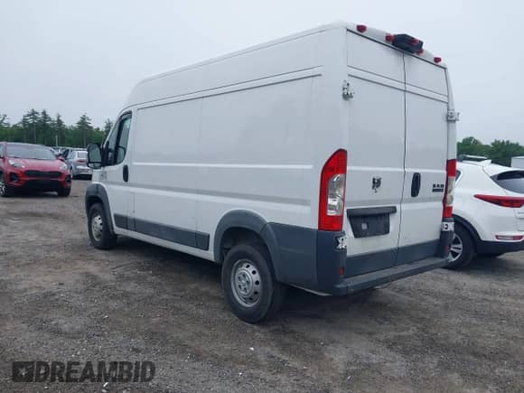 2018 Ram ProMaster Cargo z VIN 3C6TRVCG7JE147926, wystawiony jako IAAI lot #42450045 z przebiegiem 110 232 mil mil oraz . Historia ofert i sprzedaży dostępna na DreamBid. Obrazek 3.