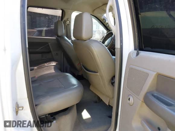2006 Dodge 2500 SLT z VIN 3D7KS28C96G123013, wystawiony jako IAAI lot #41969108 z przebiegiem 330 447 mil mil oraz . Historia ofert i sprzedaży dostępna na DreamBid. Obrazek 8.