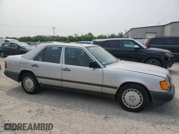 1989 Mercedes-Benz 300 E with VIN WDBEA30D7KA942808, listed as a Copart auction lot 59315945 with 121,727 mi miles and Clean title. Bid and sale history available at DreamBid. Image 4.