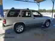 2003 Nissan Pathfinder LE z VIN JN8DR09X33W702732, wystawiony jako Copart lot #76400884 z przebiegiem 259 866 mil mil oraz Szkoda całkowita • Salvage title. Historia ofert i sprzedaży dostępna na DreamBid. Obrazek 3.