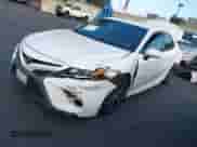 2019 Toyota Camry SE z VIN 4T1B11HK7KU827762, wystawiony jako IAAI lot #43355040 z przebiegiem 111 335 mil mil oraz . Historia ofert i sprzedaży dostępna na DreamBid. Obrazek 2.