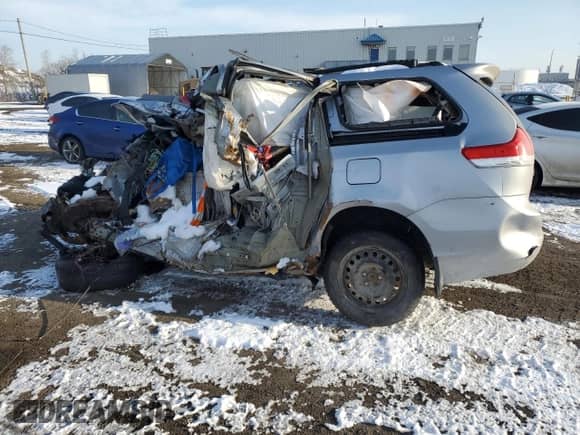 2013 Toyota Sienna L z VIN 5TDZK3DC3DS312727, wystawiony jako Copart lot #48365455 z przebiegiem Nie podano mil oraz Nie do naprawy • Non repairable. Historia ofert i sprzedaży dostępna na DreamBid. Obrazek 2.