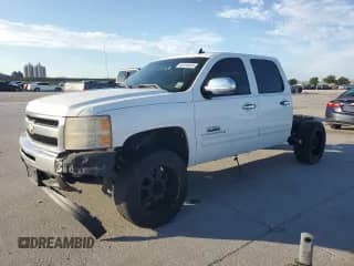 2010 Chevrolet Silverado 1500 LT z VIN 3GCRCSEA8AG285622, wystawiony jako Copart lot #68194695 z przebiegiem 144 641 mil mil oraz Czysty tytuł • Clean title. Historia ofert i sprzedaży dostępna na DreamBid. Obrazek 1.