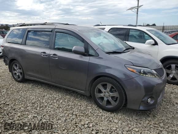 2017 Toyota Sienna SE z VIN 5TDXZ3DC6HS801986, wystawiony jako Copart lot #81088525 z przebiegiem 80 230 mil mil oraz Szkoda całkowita • Salvage title. Historia ofert i sprzedaży dostępna na DreamBid. Obrazek 4.
