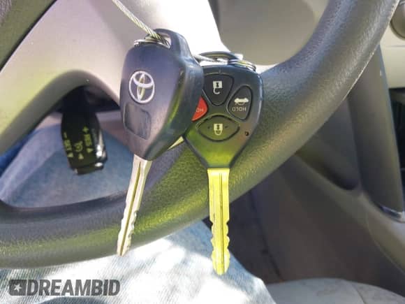 2010 Toyota Camry LE z VIN 4T4BF3EK6AR015746, wystawiony jako IAAI lot #43445956 z przebiegiem 142 480 mil mil oraz . Historia ofert i sprzedaży dostępna na DreamBid. Obrazek 11.