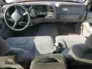 1998 GMC Sierra 1500 z VIN 1GTEC19M7WR513663, wystawiony jako Copart lot #86165904 z przebiegiem 147 608 mil mil oraz Czysty tytuł • Clean title. Historia ofert i sprzedaży dostępna na DreamBid. Obrazek 8.