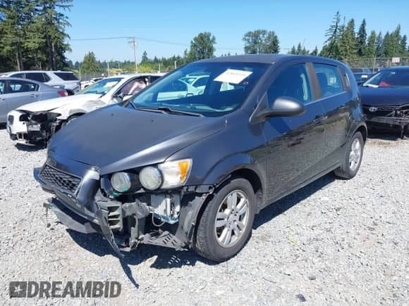 2013 Chevrolet Sonic LT z VIN 1G1JC6SG0D4228242, wystawiony jako IAAI lot #42849249 z przebiegiem 135 437 mil mil oraz . Historia ofert i sprzedaży dostępna na DreamBid. Obrazek 2.