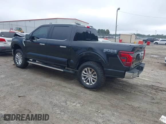 2024 Ford F-150 Lariat z VIN 1FTFW5L52RFA75628, wystawiony jako IAAI lot #43393183 z przebiegiem 15 578 mil mil oraz . Historia ofert i sprzedaży dostępna na DreamBid. Obrazek 3.