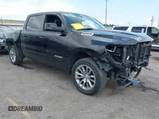2023 Ram 1500 Laramie z VIN 1C6SRFJT4PN519499, wystawiony jako IAAI lot #42454324 z przebiegiem 53 500 mil mil oraz . Historia ofert i sprzedaży dostępna na DreamBid. Obrazek 1.