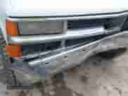 1998 Chevrolet Silverado 2500 z VIN 1GCGC29R2WE243341, wystawiony jako IAAI lot #41469762 z przebiegiem 307 197 mil mil oraz . Historia ofert i sprzedaży dostępna na DreamBid. Obrazek 6.