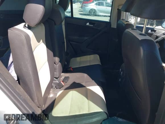 2016 Volkswagen Tiguan S z VIN WVGAV7AX5GW539906, wystawiony jako IAAI lot #41892167 z przebiegiem 59 334 mil mil oraz . Historia ofert i sprzedaży dostępna na DreamBid. Obrazek 8.