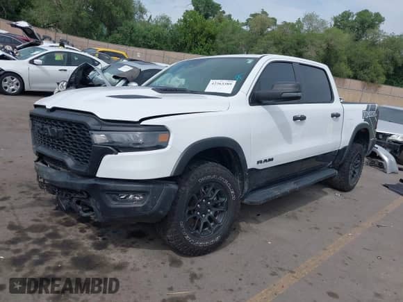 2025 Ram 1500 Rebel z VIN 1C6SRFLP9SN525209, wystawiony jako IAAI lot #42363389 z przebiegiem Nie podano mil oraz . Historia ofert i sprzedaży dostępna na DreamBid. Obrazek 2.