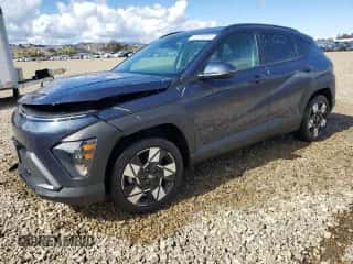 2025 Hyundai Kona SEL с VIN KM8HB3AB6SU332708, выставлен на аукционе Copart как лот 86665455 с пробегом 9 126 миль миль и Чистый • Clean title. История ставок и продаж доступна на DreamBid. Изображение 1.