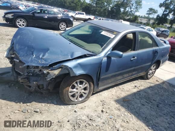 2004 Toyota Camry LE z VIN 4T1BF32KX4U570301, wystawiony jako Copart lot #71390505 z przebiegiem 264 810 mil mil oraz Szkoda całkowita • Salvage title. Historia ofert i sprzedaży dostępna na DreamBid. Obrazek 1.