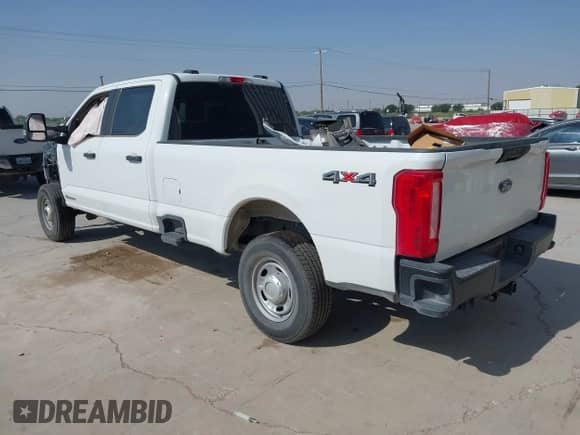 2024 Ford F-250 XL z VIN 1FT7W2BT2REE29043, wystawiony jako IAAI lot #42307279 z przebiegiem 7 339 mil mil oraz . Historia ofert i sprzedaży dostępna na DreamBid. Obrazek 3.