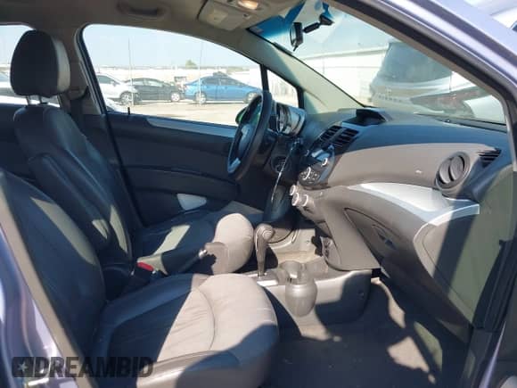 2014 Chevrolet Spark LS z VIN KL8CB6S91EC588205, wystawiony jako IAAI lot #43487075 z przebiegiem 92 581 mil mil oraz . Historia ofert i sprzedaży dostępna na DreamBid. Obrazek 5.