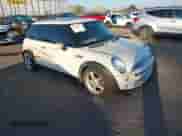 2005 MINI Hardtop z VIN WMWRC33525TK61432, wystawiony jako IAAI lot #43381004 z przebiegiem 141 379 mil mil oraz . Historia ofert i sprzedaży dostępna na DreamBid. Obrazek 1.