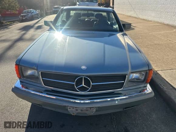 1985 Mercedes-Benz 500 z VIN WDBCA44D7FA152776, wystawiony jako Copart lot #90896815 z przebiegiem 214 799 mil mil oraz Czysty tytuł • Clean title. Historia ofert i sprzedaży dostępna na DreamBid. Obrazek 14.