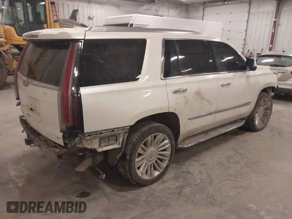 2015 Cadillac Escalade Platinum z VIN 1GYS4PKJ7FR594810, wystawiony jako IAAI lot #41246236 z przebiegiem 132 886 mil mil oraz . Historia ofert i sprzedaży dostępna na DreamBid. Obrazek 4.