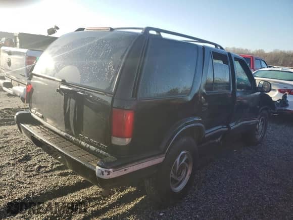 1996 Chevrolet Blazer with VIN 1GNDT13W7T2192063, listed as a Copart auction lot 47972165 with 200,391 mi miles and Salvage title. Bid and sale history available at DreamBid. Image 3.