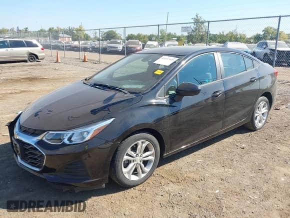 2019 Chevrolet Cruze LS z VIN 1G1BC5SM9K7152097, wystawiony jako IAAI lot #43197925 z przebiegiem 53 996 mil mil oraz . Historia ofert i sprzedaży dostępna na DreamBid. Obrazek 17.