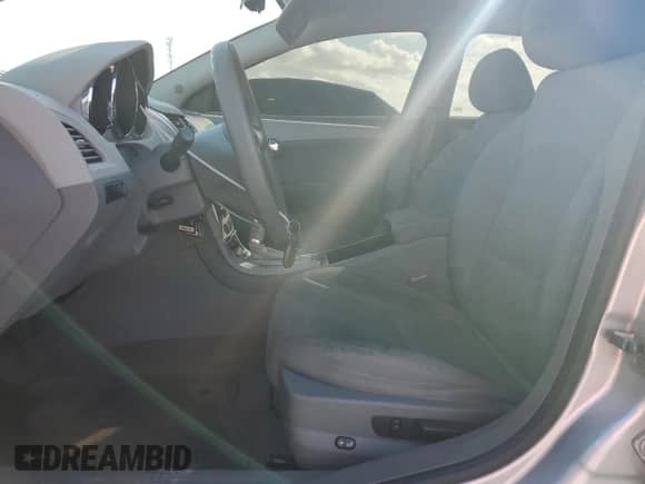 2010 Chevrolet Malibu 1LS z VIN 1G1ZB5EB4AF141024, wystawiony jako Copart lot #84637275 z przebiegiem 124 819 mil mil oraz Szkoda całkowita • Salvage title. Historia ofert i sprzedaży dostępna na DreamBid. Obrazek 7.
