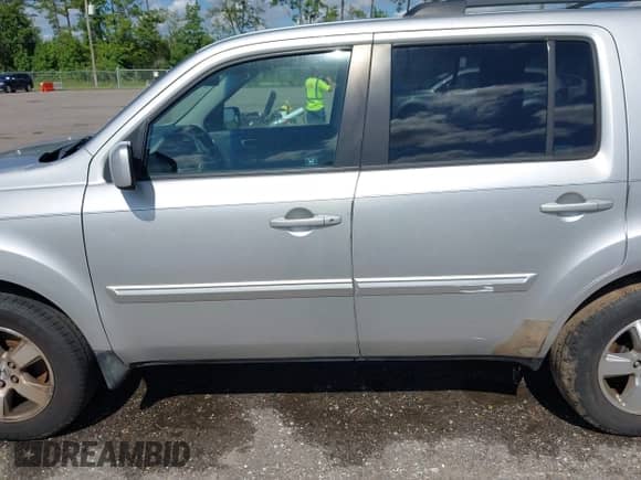 2009 Honda Pilot EX z VIN 5FNYF38419B021500, wystawiony jako IAAI lot #42821341 z przebiegiem 185 263 mil mil oraz . Historia ofert i sprzedaży dostępna na DreamBid. Obrazek 15.