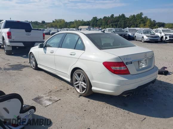 2012 Mercedes-Benz C 300 Sport с VIN WDDGF8BB2CA648843, выставлен на аукционе IAAI как лот 43238906 с пробегом 157 941 миль миль и . История ставок и продаж доступна на DreamBid. Изображение 3.