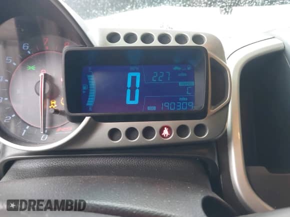 2013 Chevrolet Sonic RS z VIN 1G1JH6SB1D4172981, wystawiony jako IAAI lot #41474321 z przebiegiem 190 309 mil mil oraz . Historia ofert i sprzedaży dostępna na DreamBid. Obrazek 7.